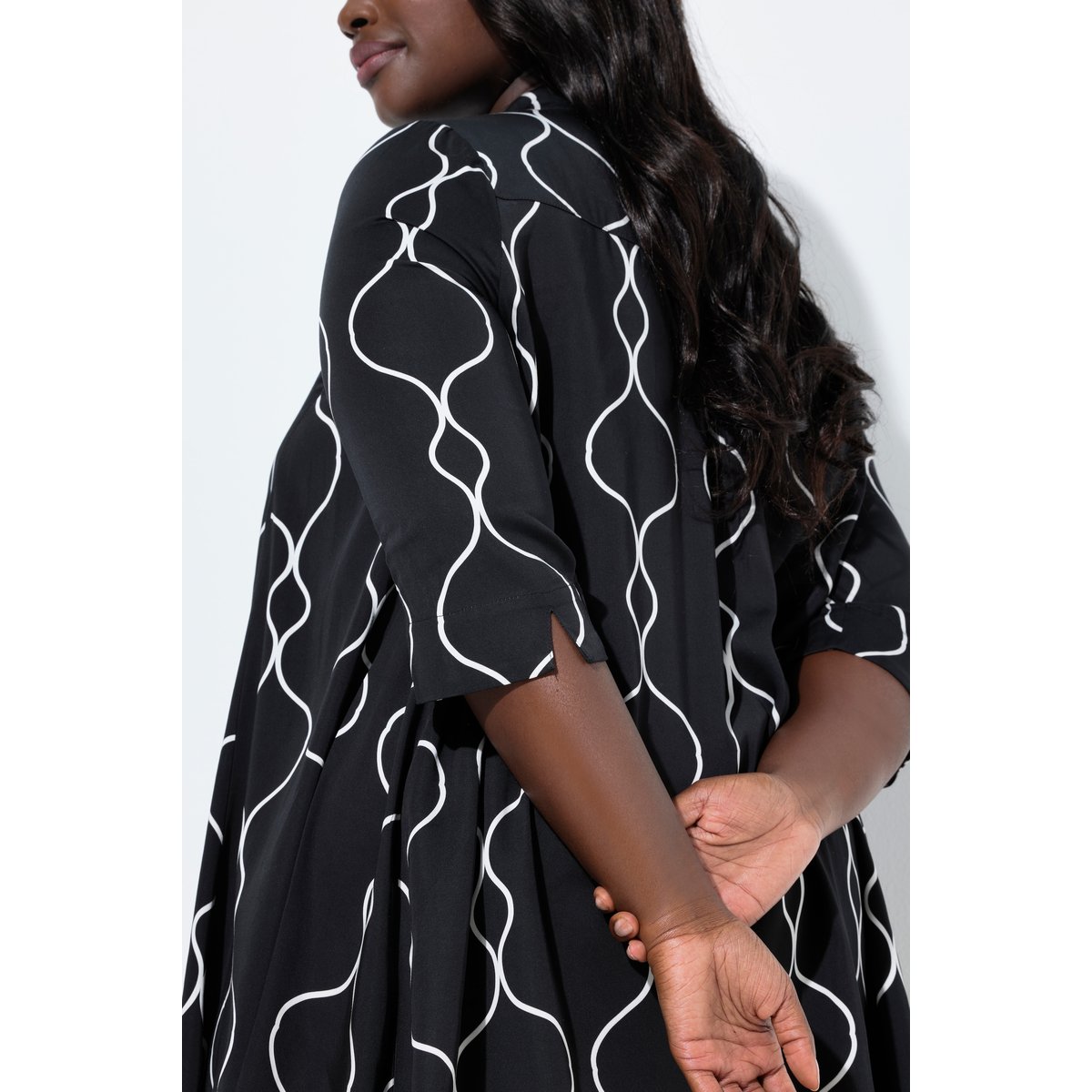 Blouse en satin coupe évasée, col montant noir, ULLA POPKEN