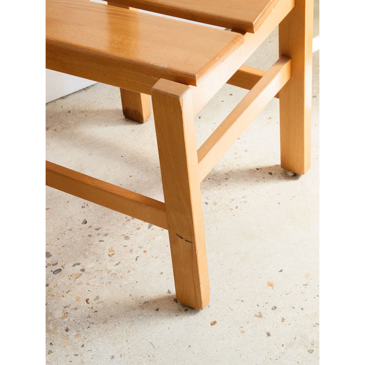 Paire de chaises en pin Alma N°370 - Bon état bois, DEBONGOUT