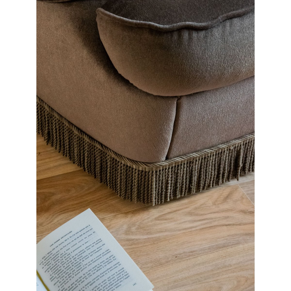 Fauteuil en velours Ernest N°643 - Bon état marron, DEBONGOUT