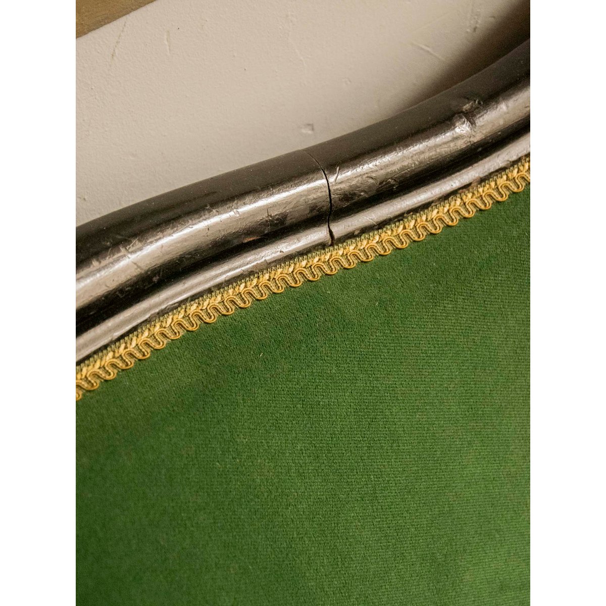 Banquette au style Louis-Philippe en velours retapissé Martine N°57 - Bon état vert foncé, DEBONGOUT