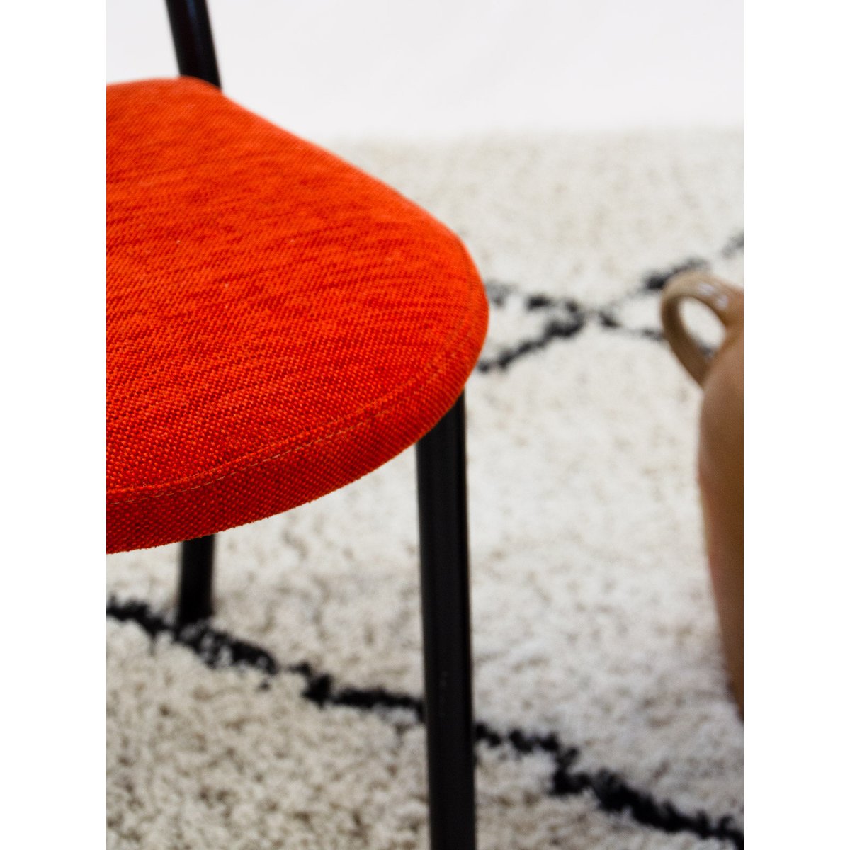 Chaise en métal noir et tissu orange Alma N°2138 - Bon état noir, DEBONGOUT