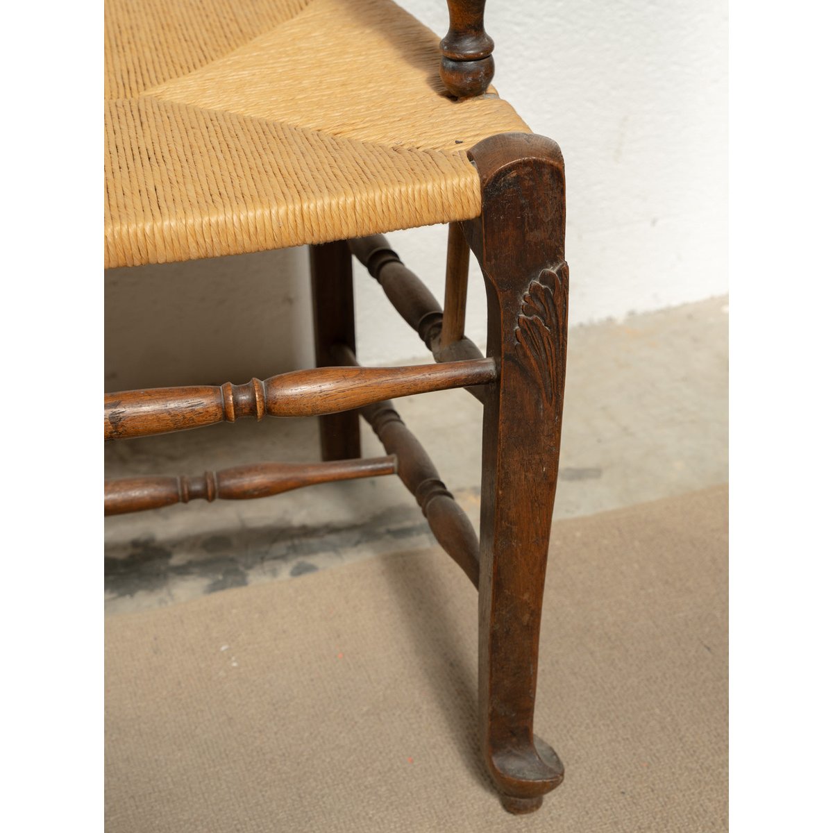 Grand fauteuil en bois gravé et en paille Ernest N°1084 - Bon état bois foncé, DEBONGOUT