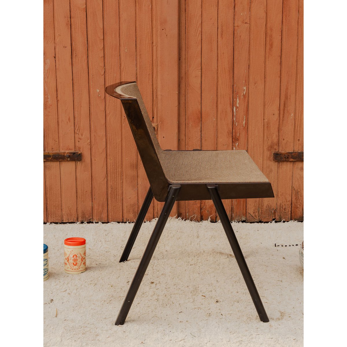Chaise en plastique marron et tissu beige Alma N°2079 - Bon état marron, DEBONGOUT