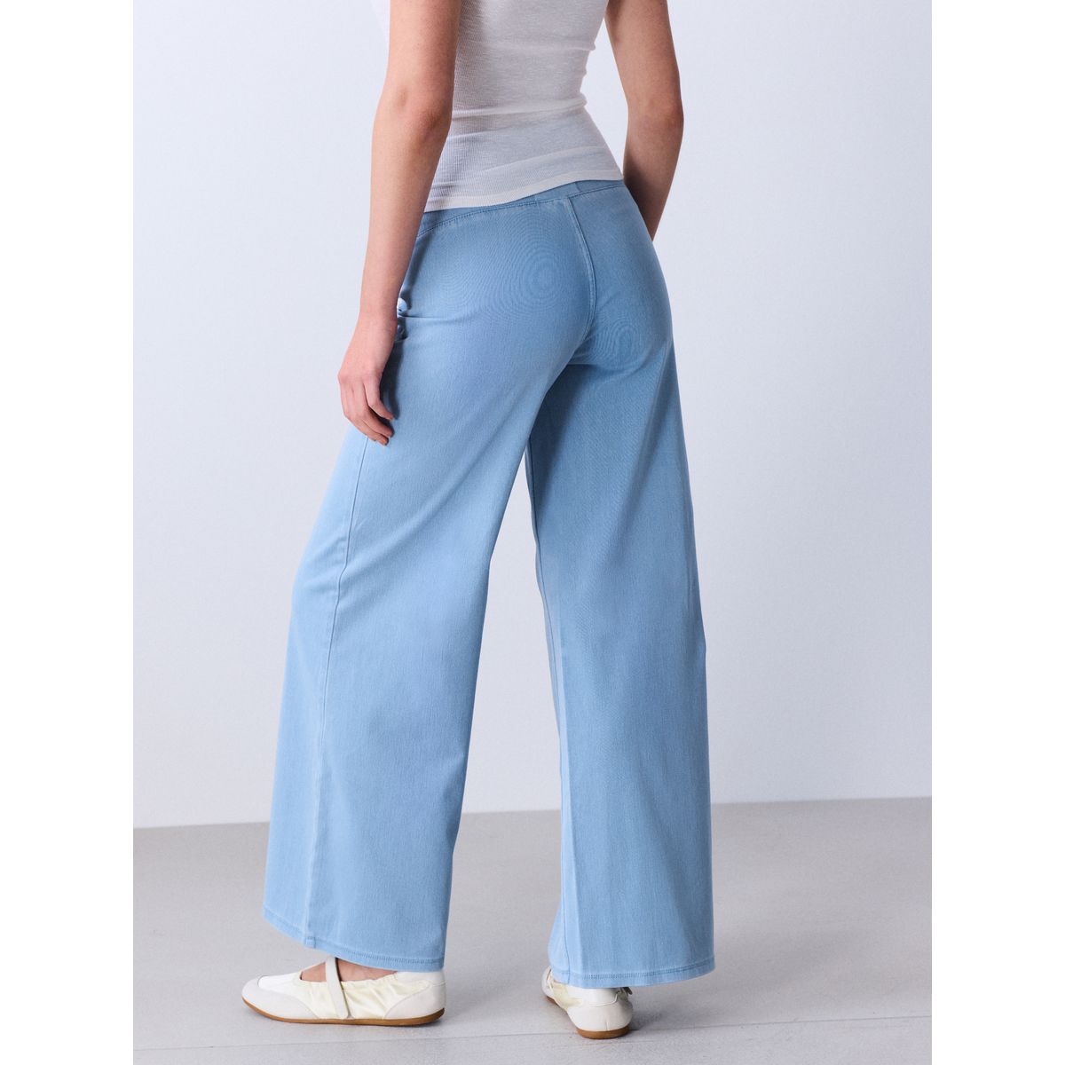 Pantalon large en jersey effet jean ceinture bleue délavée, NEXT