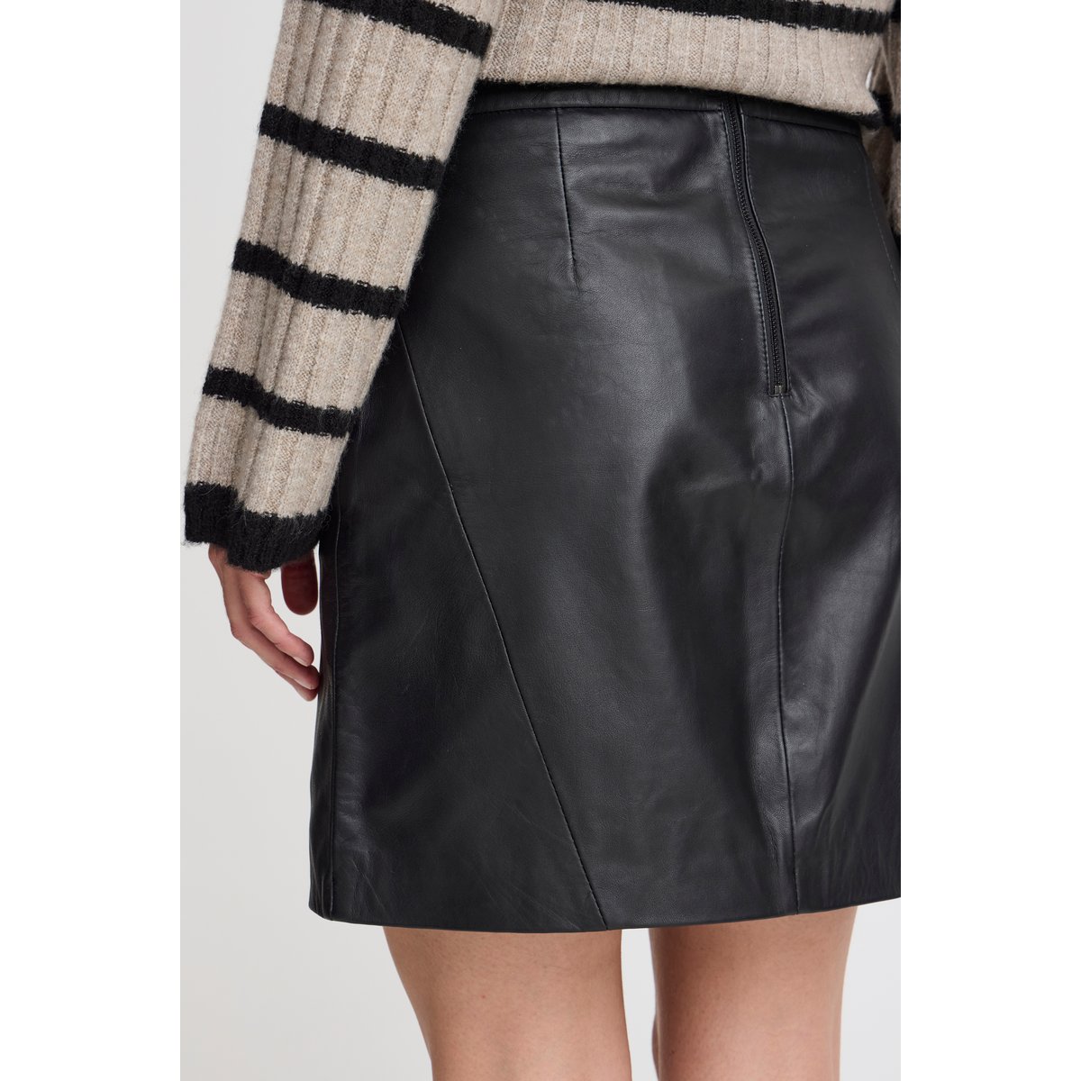 Jupe en cuir, zippée au dos, longueur genou noir, B.YOUNG