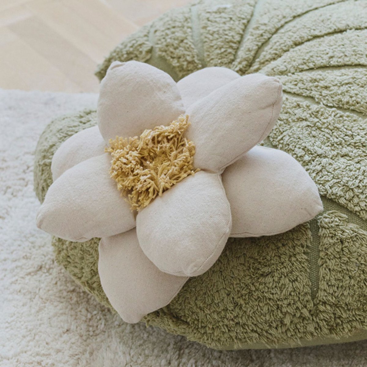 Coussin de sol Nénuphar SWAN LAKE matcha, naturel, soie de maïs, miel, LORENA CANALS