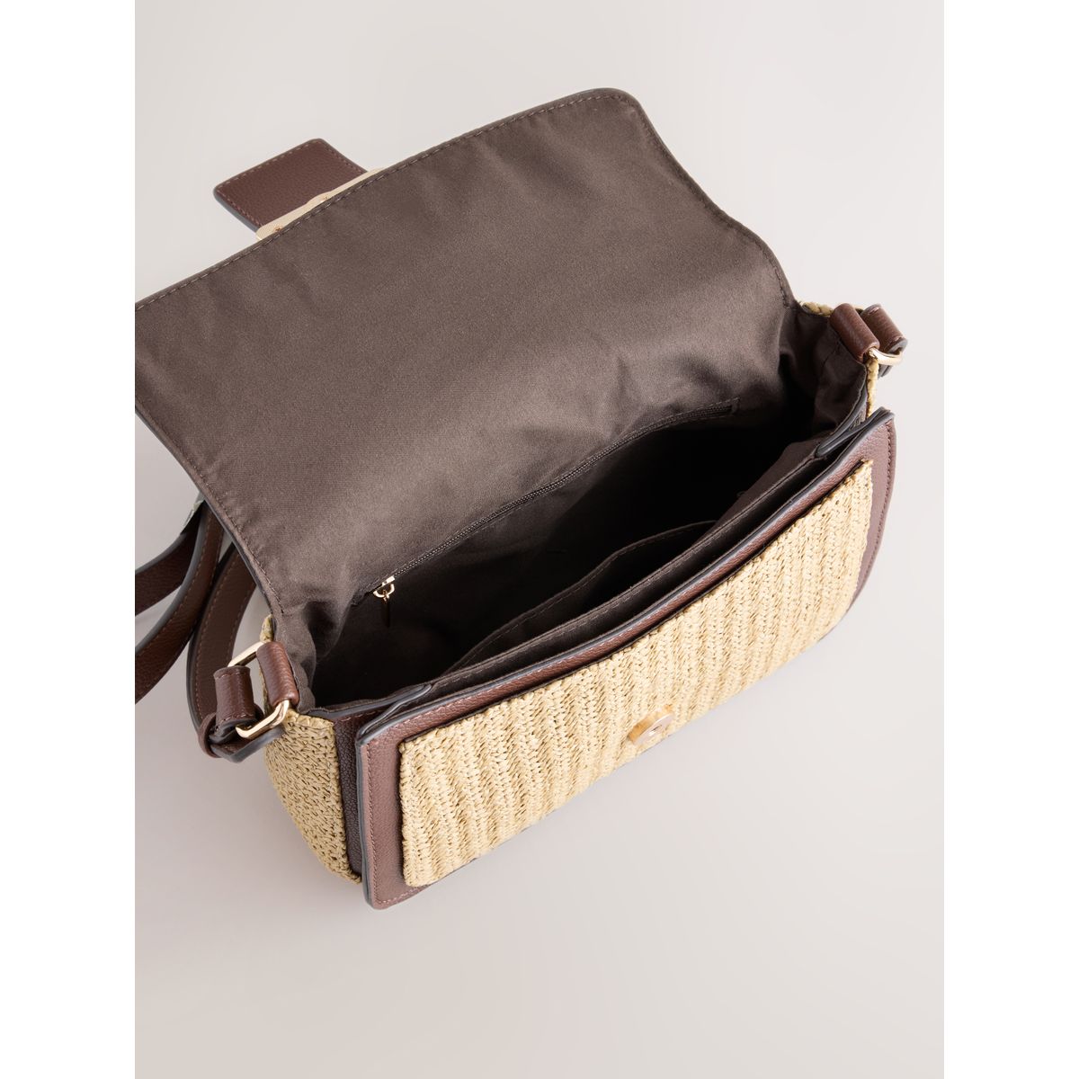 Sac à bandoulière aspect raphia fini métal marron chocolat, NEXT