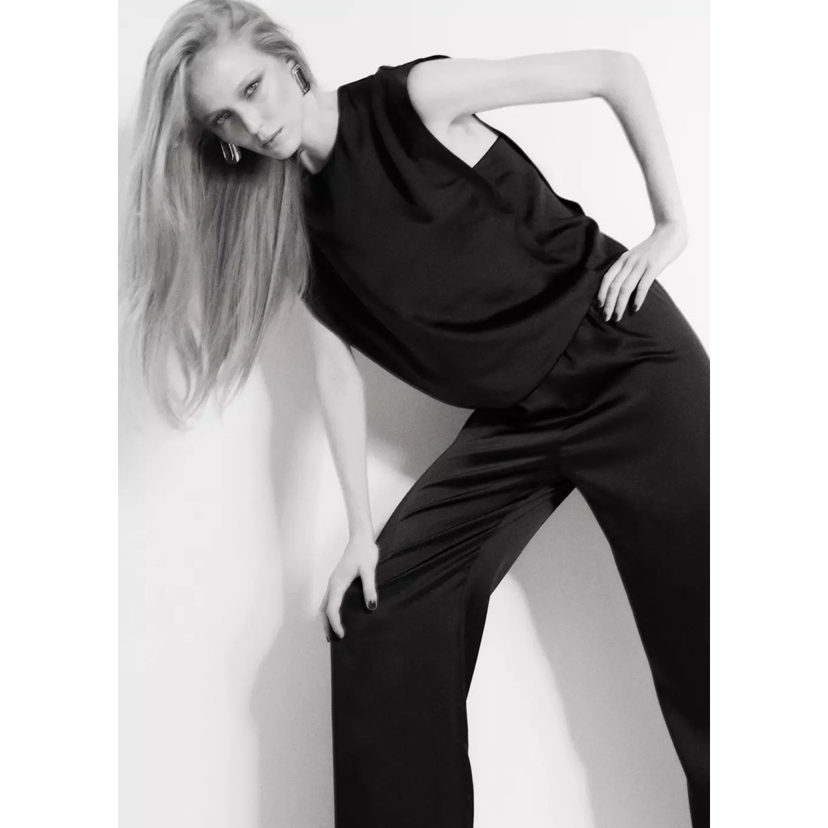 Blouse satinée sans manches noir, MANGO