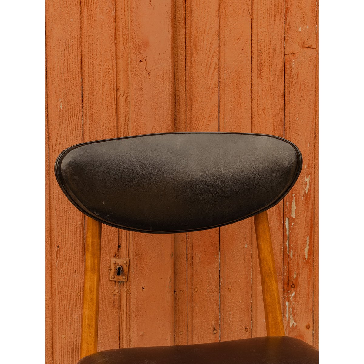 Chaise en bois et cuir noir Alma N°2076 - Bon état bois foncé, DEBONGOUT