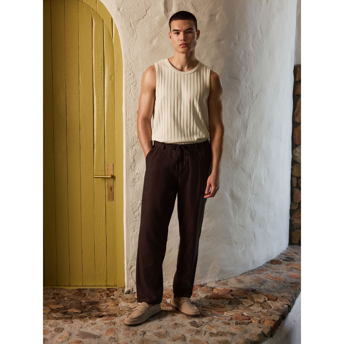 Pantalon texturé en lin avec taille élastique marron, NEXT