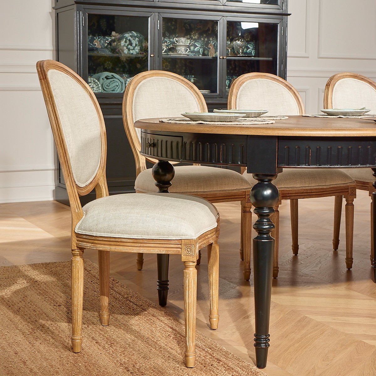 Table ovale en chêne 5 rallonges 6/14 couverts AUDE noire, ROBIN DES BOIS