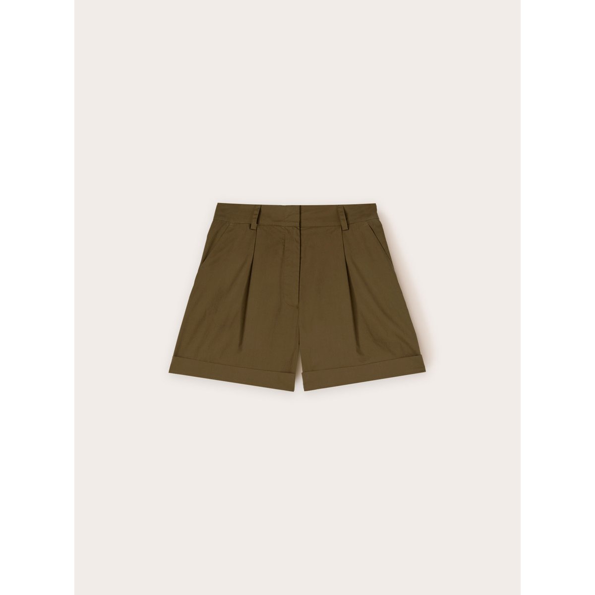 Short plissé verde militare, MOTIVI
