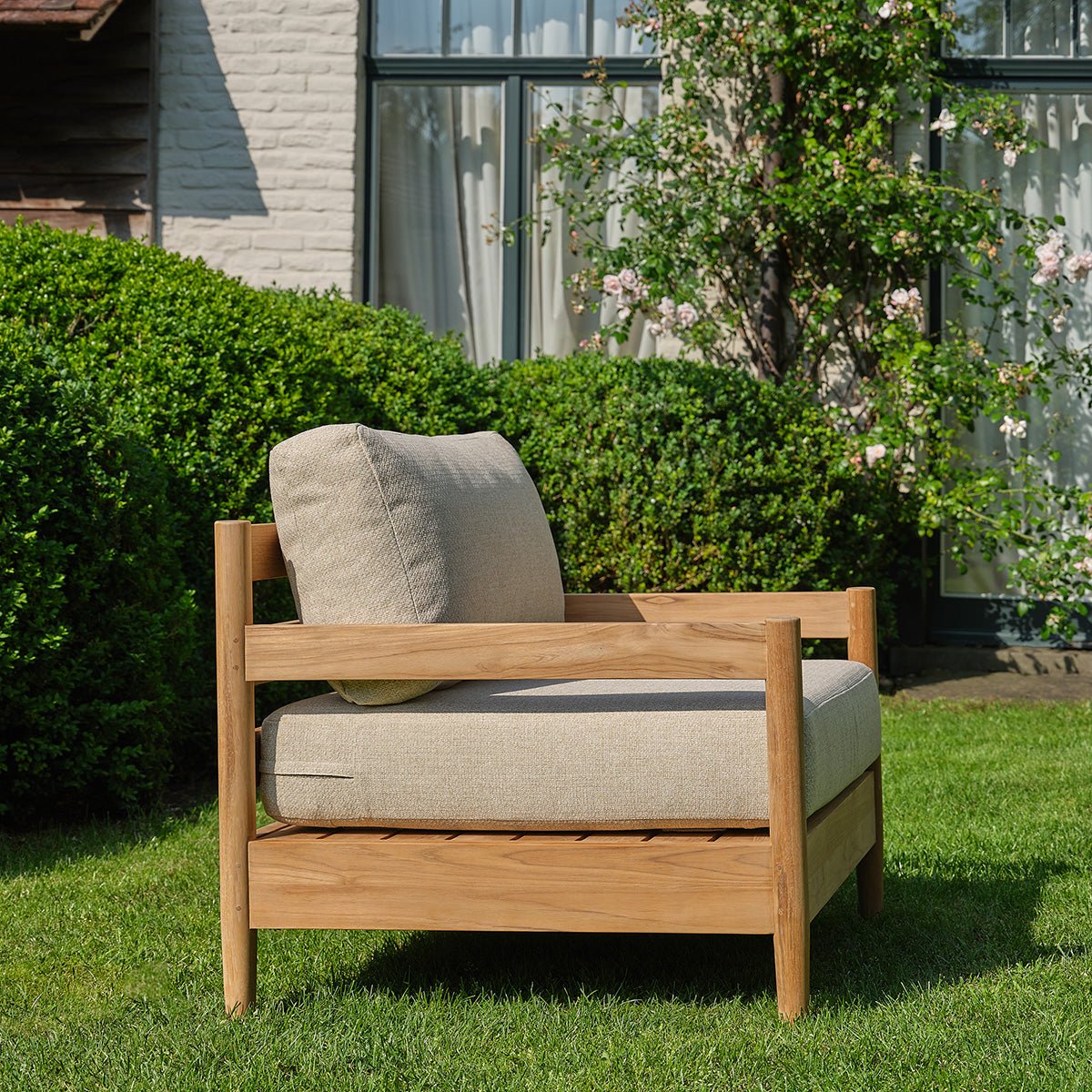 Fauteuil de jardin bas en teck massif avec coussins CALVI beige_chine, BERAH GETAH