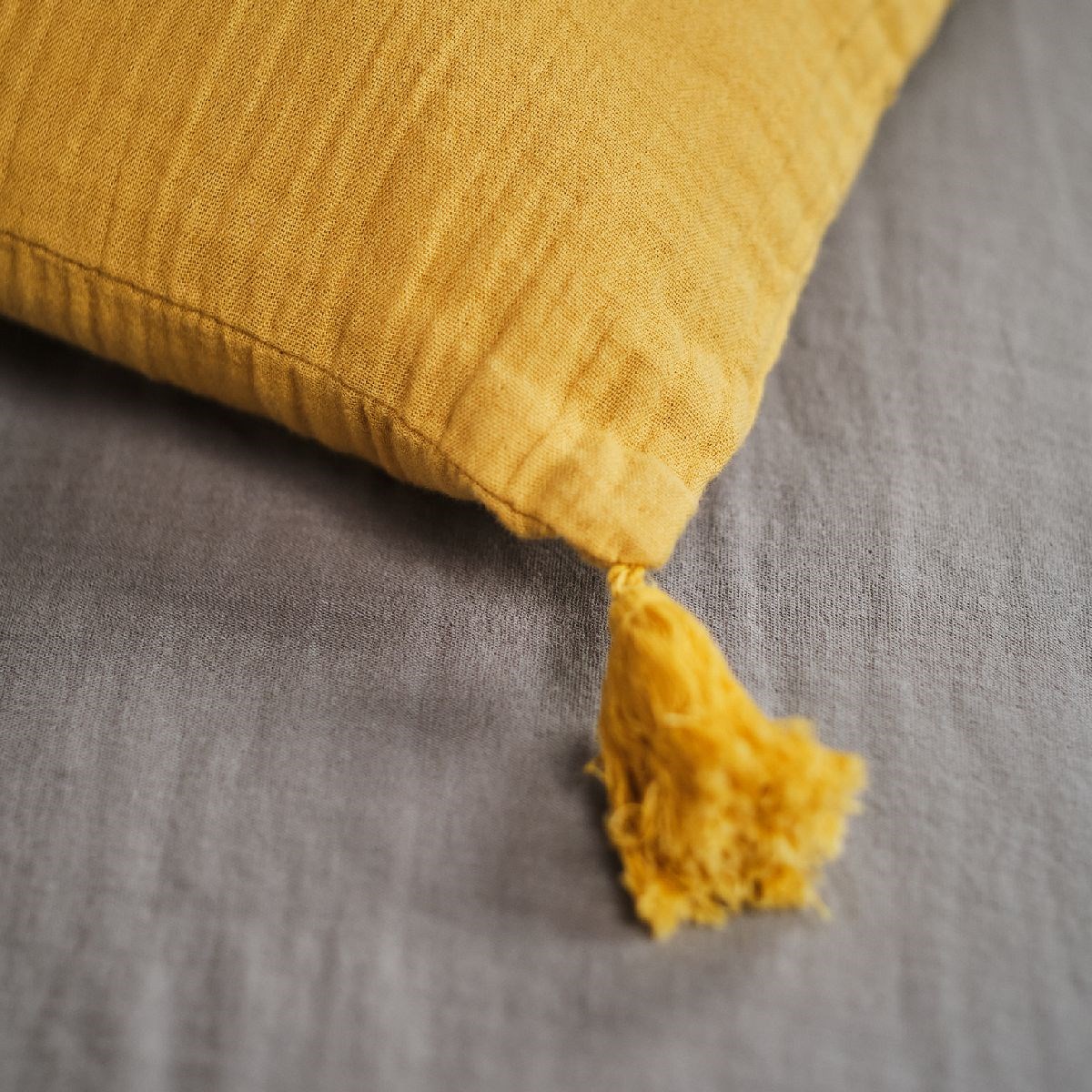 Coussin déhoussable à pompons uni gaze de coton INDIAN FLOWERS jaune, TODAY