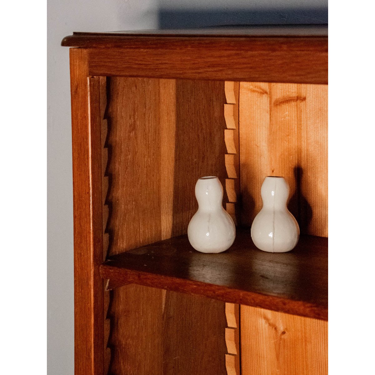 Grande étagère en bois foncé Gaëlle N°286 - Bon état bois foncé, DEBONGOUT