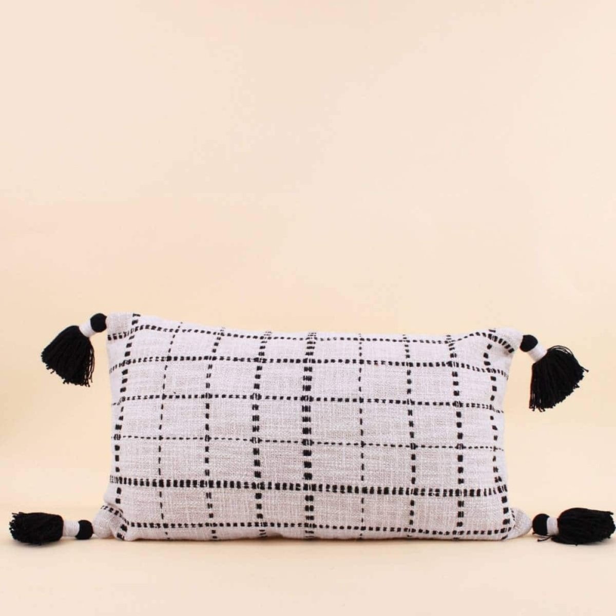 Coussin en coton tissé finition pompons 30x50cm beige, ORNAMI