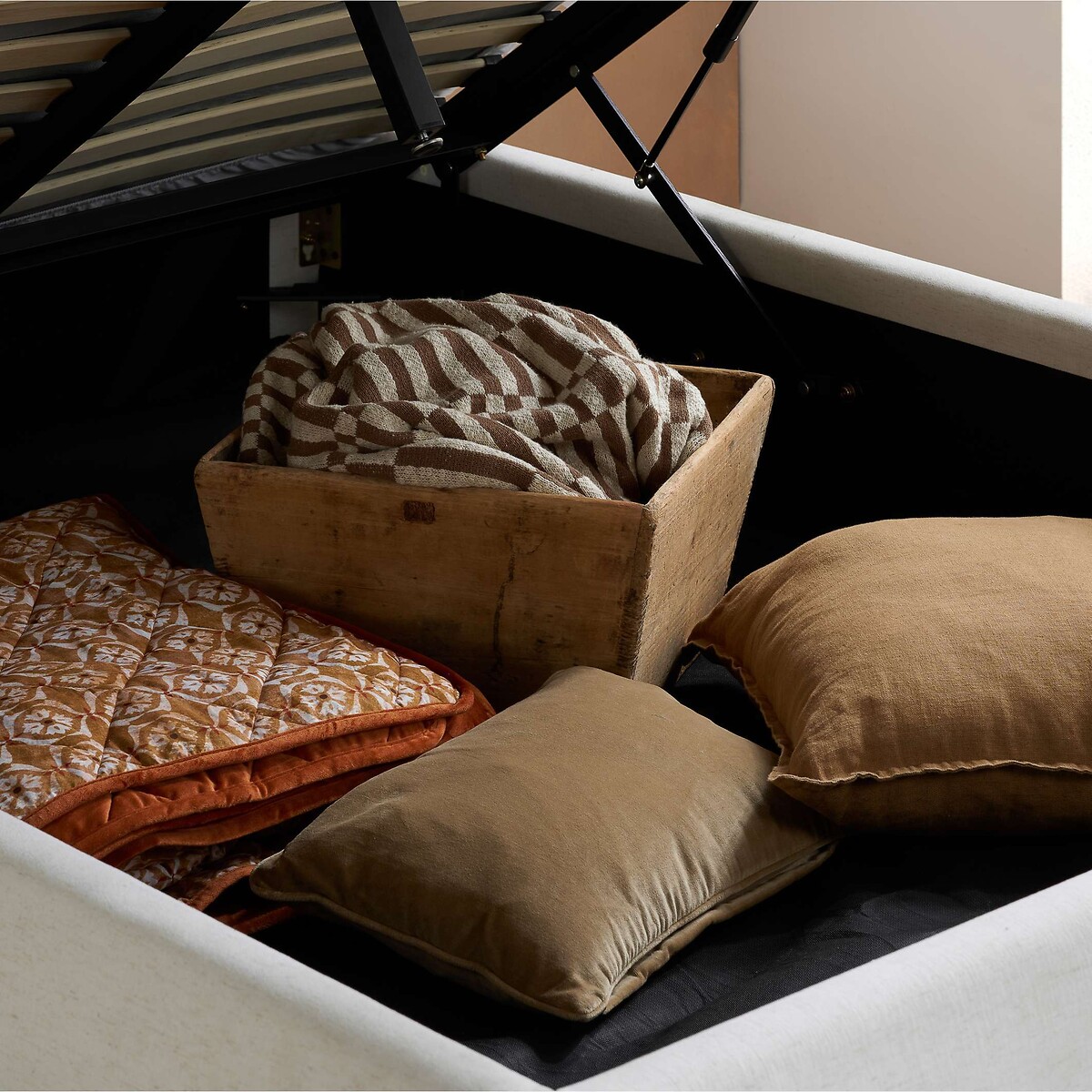 Liora Linen Curve Ottoman Storage Bed cream, SO'HOME