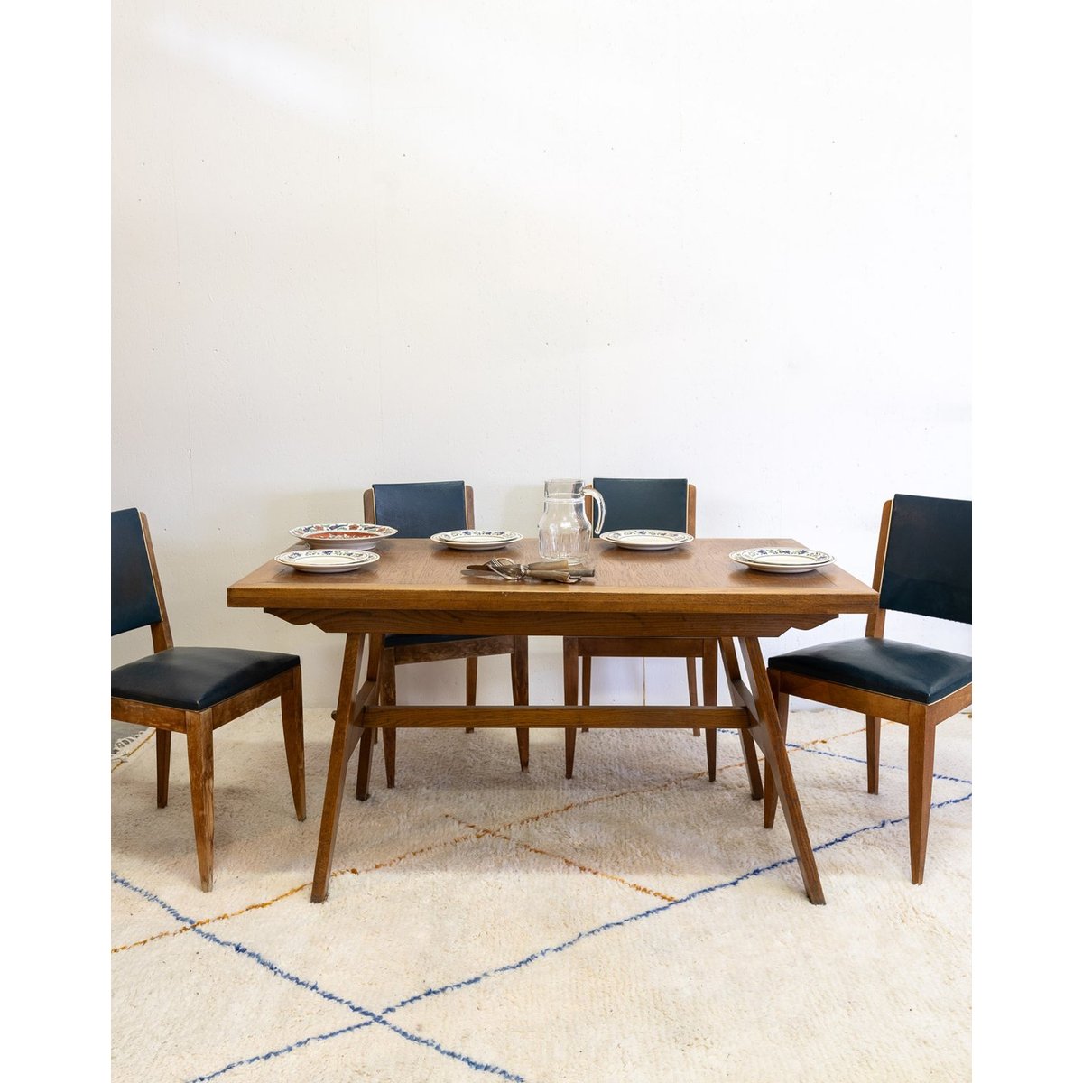 Table à manger en bois Karla N°1047 - Bon état bois foncé, DEBONGOUT