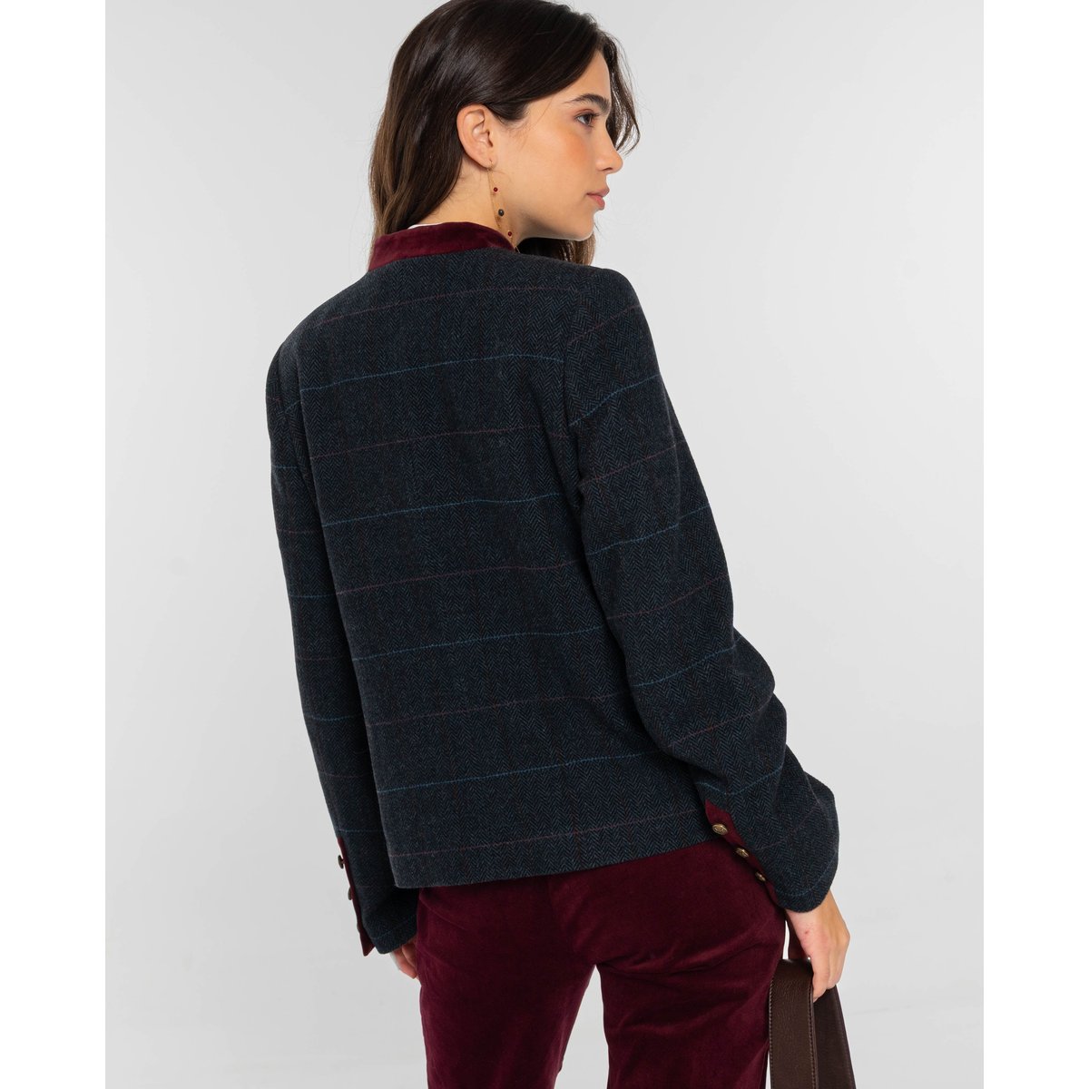 Veste à motif chevron bleu et gris avec détails en veloursVeste courte à carreaux avec détails en velours bordeaux et boutons dorés tableaux, THE-ARE