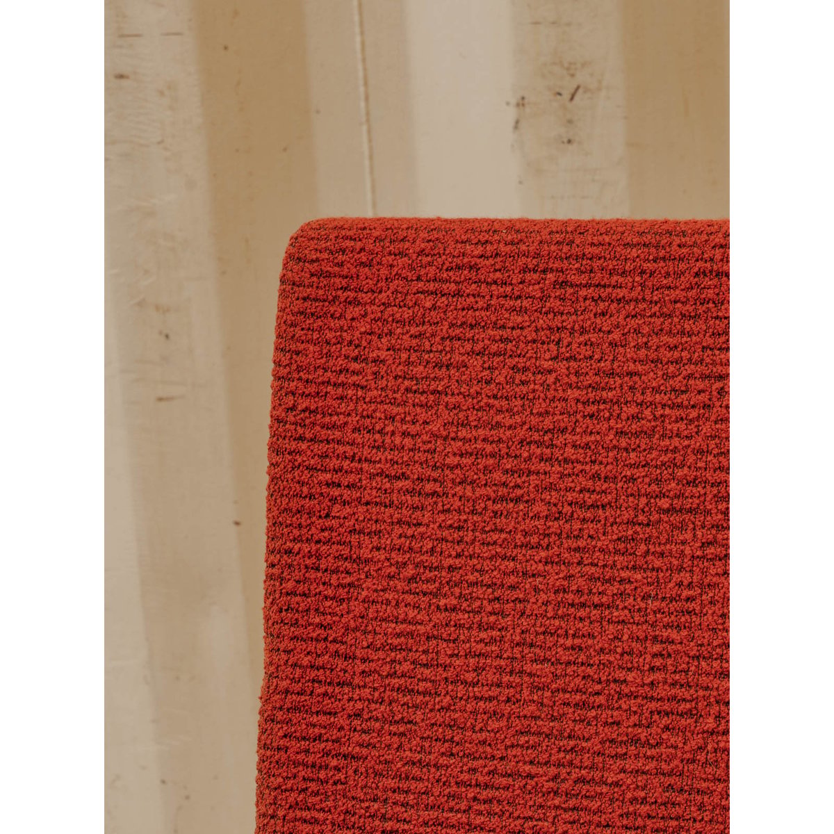 Fauteuil en tissu bouclette rouge Jakob N°1345 - Bon état bois clair, DEBONGOUT