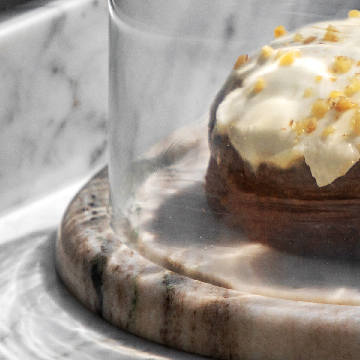 Novi Cake Dome in Beige Marble natural, SO'HOME
