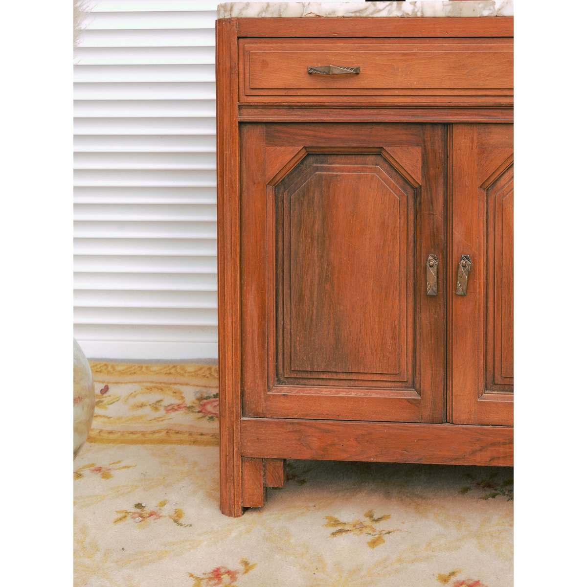 Buffet en noyer et marbre Gilbert N°1785 - Bon état marron, DEBONGOUT