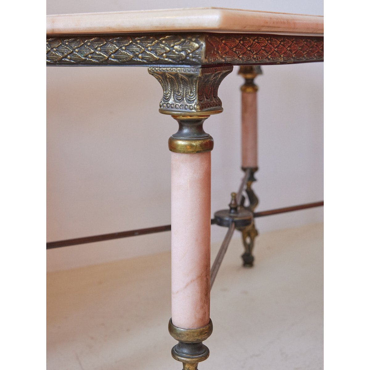 Table basse en marbre rose Marie-Pierre N°89 - Bon état rose, DEBONGOUT