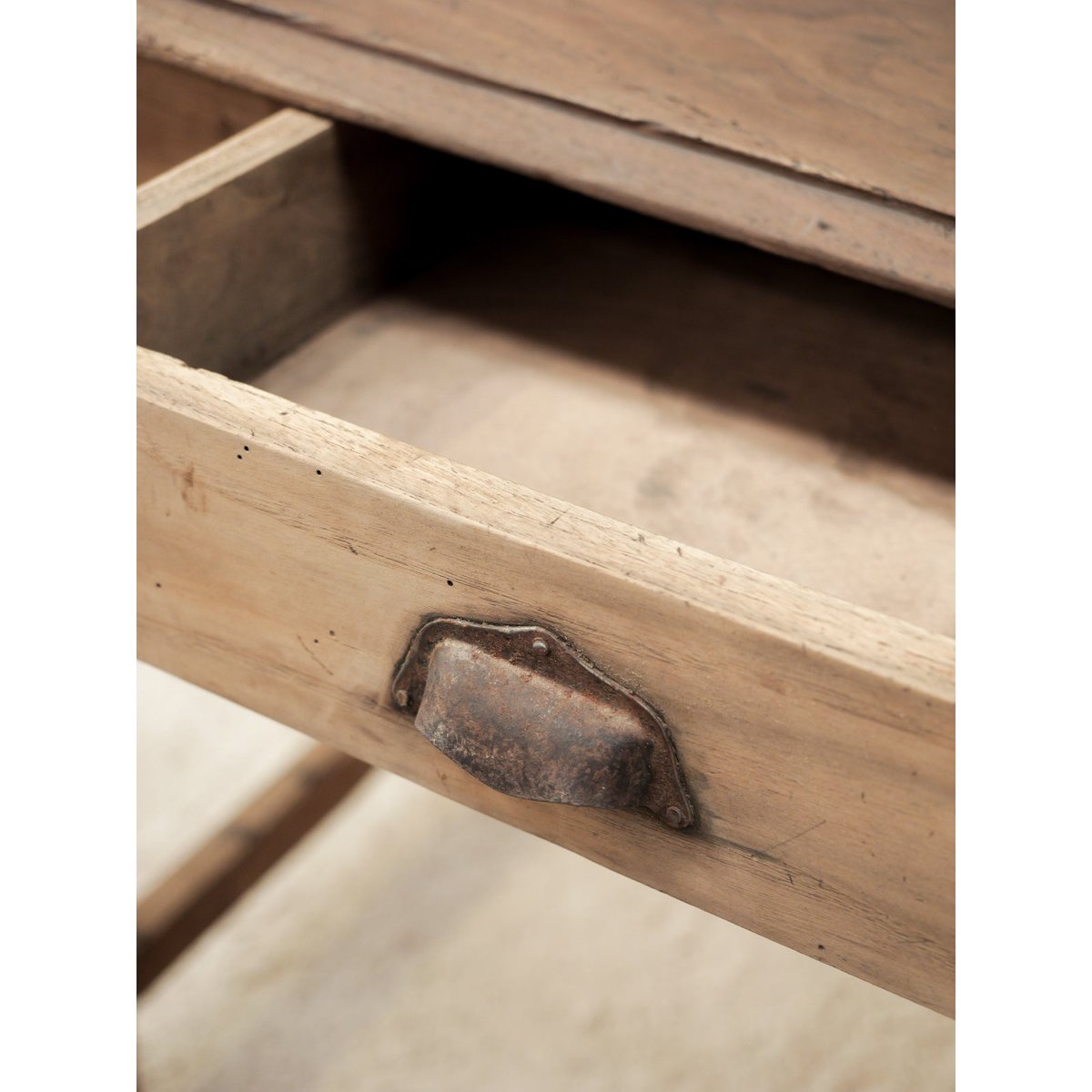 Petite table à manger en bois massif Romy N°1546 - Bon état bois foncé, DEBONGOUT