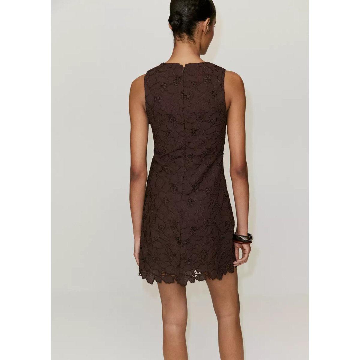 Robe florale brodée et ajourée marron, MANGO