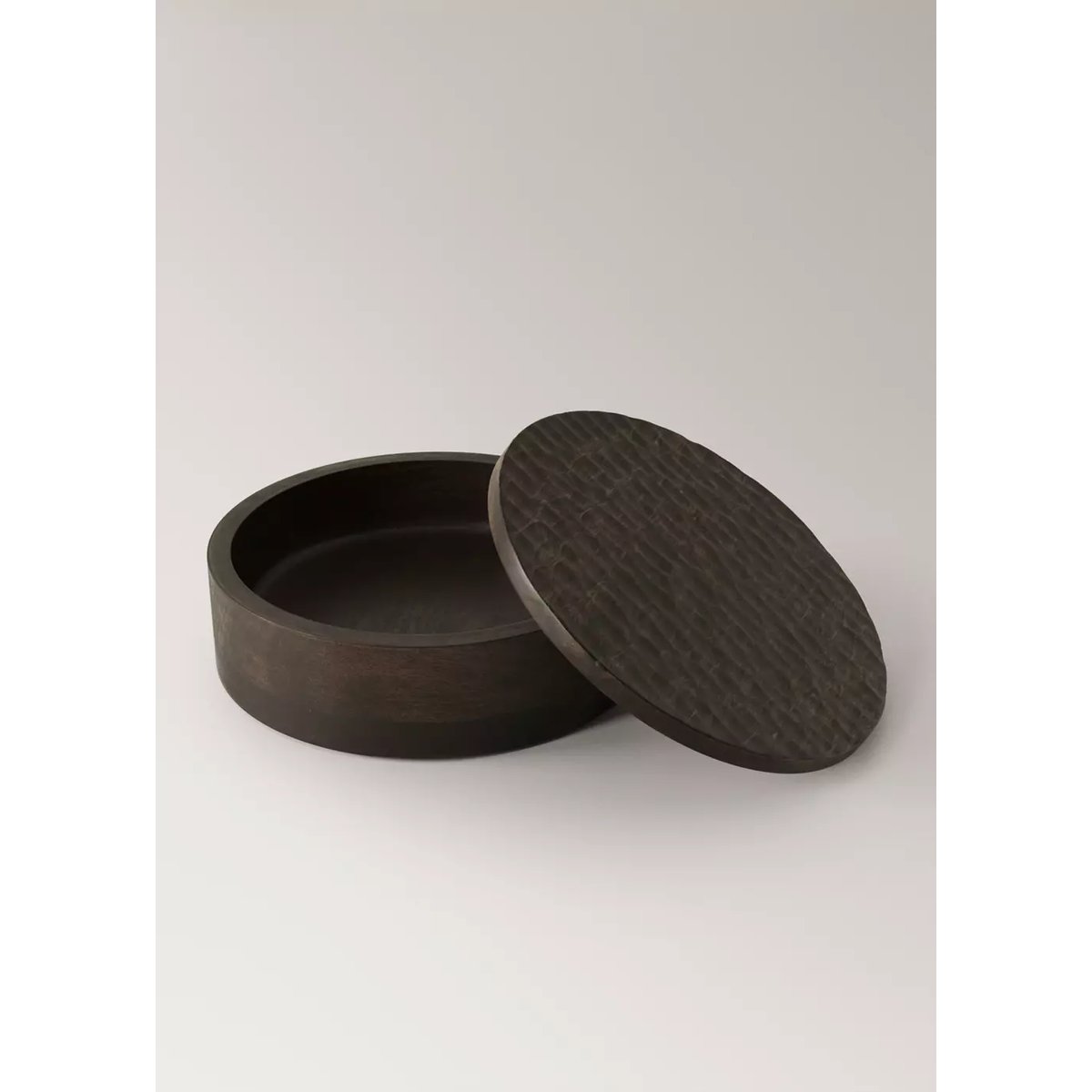 Petite boîte ronde en bois sculpté chocolat, MANGO HOME