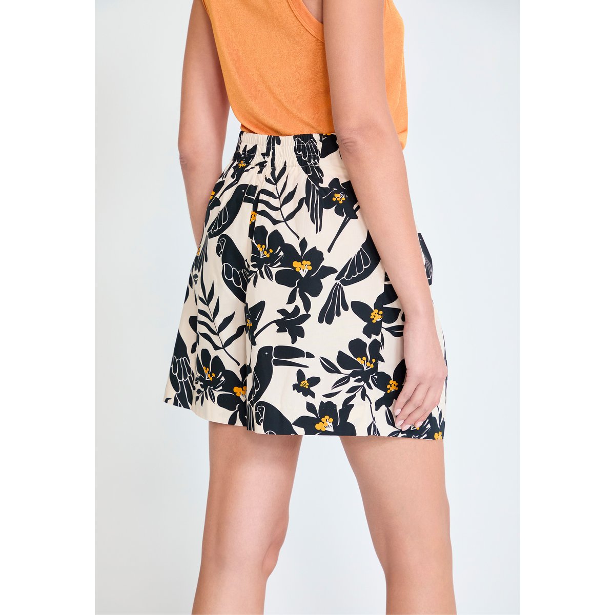 Short imprimé tropical avec toucans et fleurs en coton ecru, LOLA CASADEMUNT