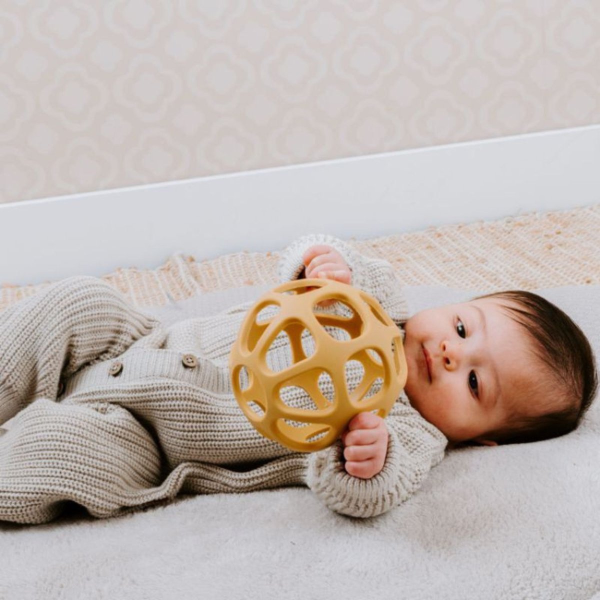 Balle de préhension en silicone jaune ocre, BABY'S ONLY