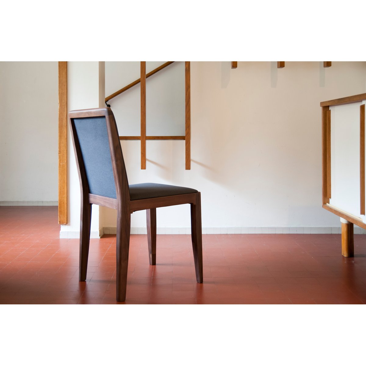 Chaise en noyer HEMËT gris foncé, PRODUIT INTERIEUR BRUT