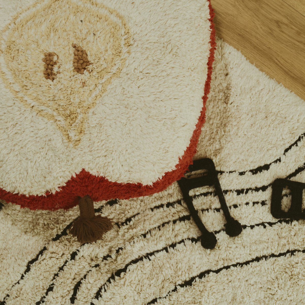 Coussin de sol en coton Pomme PETALS & PALS rouge, naturel, miel clair, châtaigne, vert canard, brun cacao, LORENA CANALS