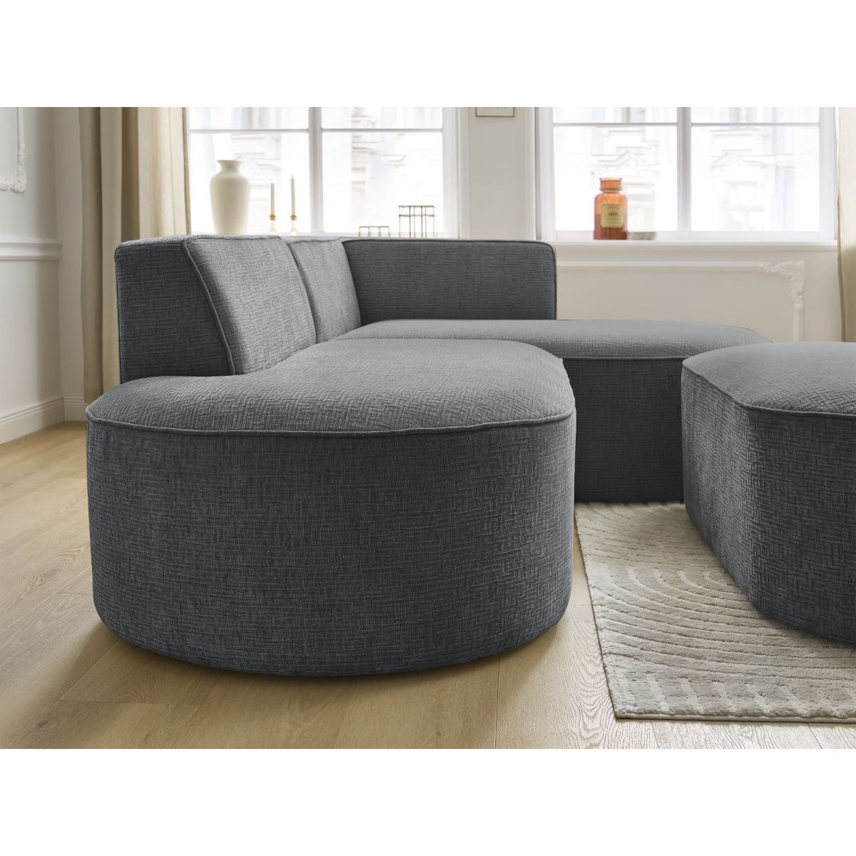 Canapé d'angle fixe 5 places en tissu texturé avec pouf, ROUSSEAU gris foncé, BOBOCHIC