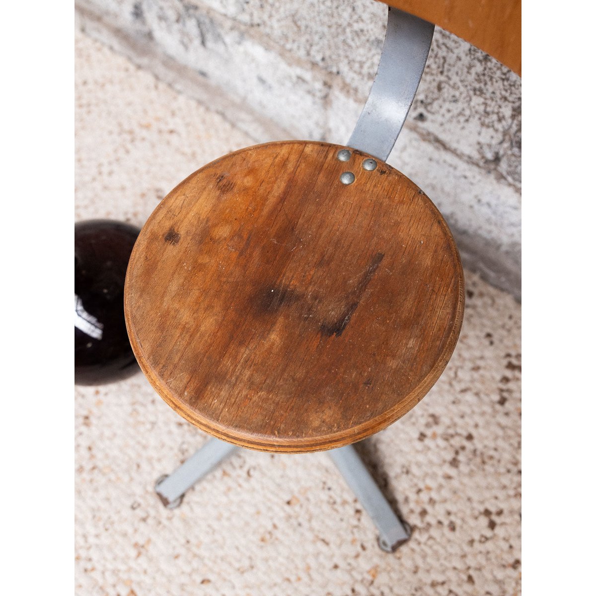 Chaise industrielle Alma N°1777 - Bon état bois clair, DEBONGOUT