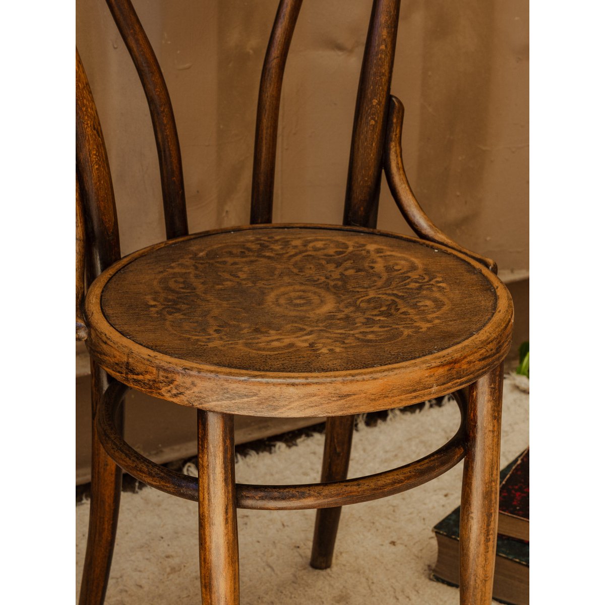 Lot de 4 chaises en bois Claude N°1408 - Bon état bois foncé, DEBONGOUT