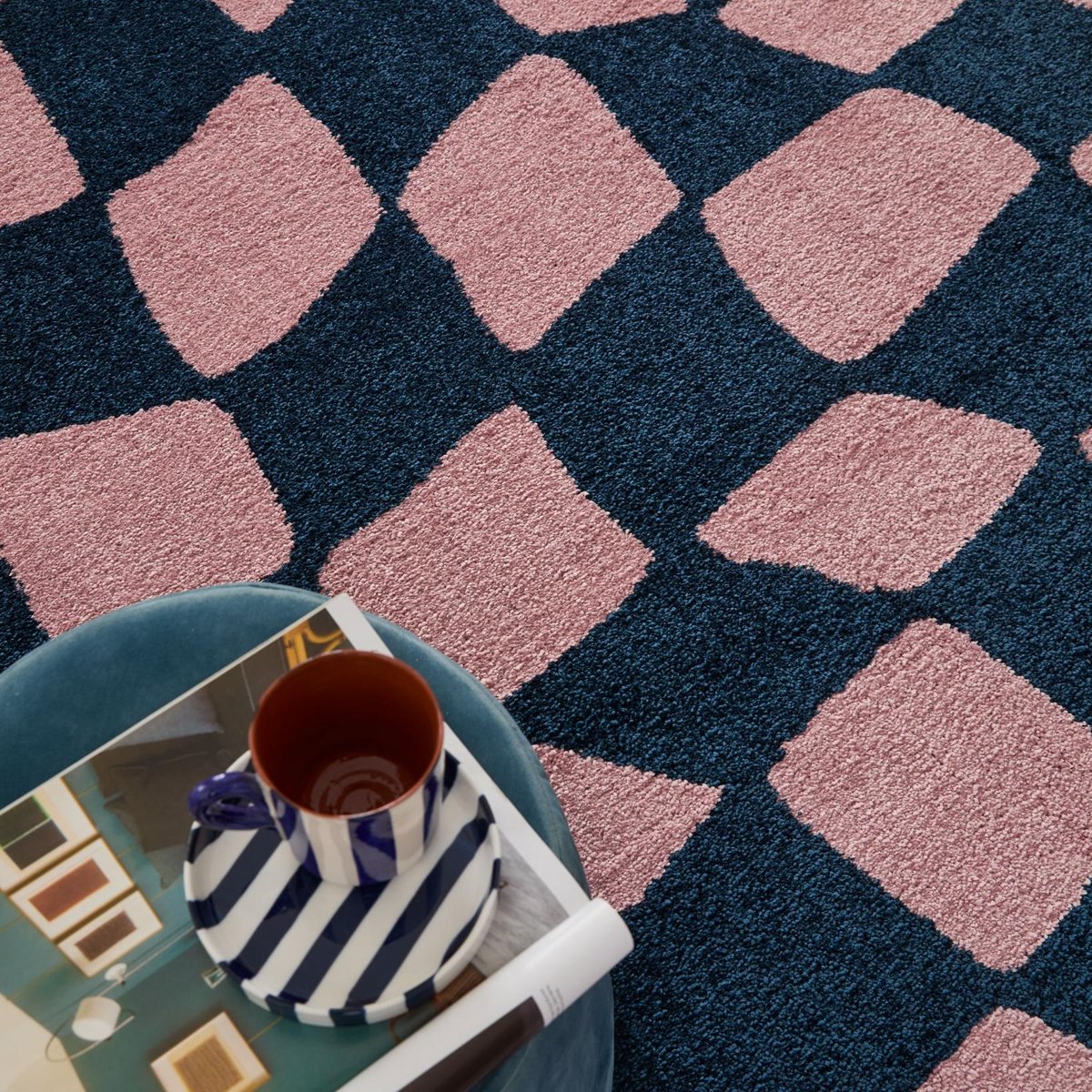 Tapis de salon vintage 70’s damier GROOVY bleu, NAZAR RUGS