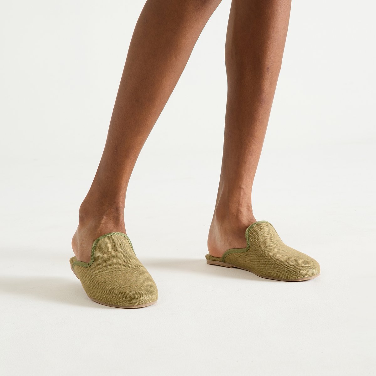 Chaussons en lin MULES kaki, LAURENCE TAVERNIER
