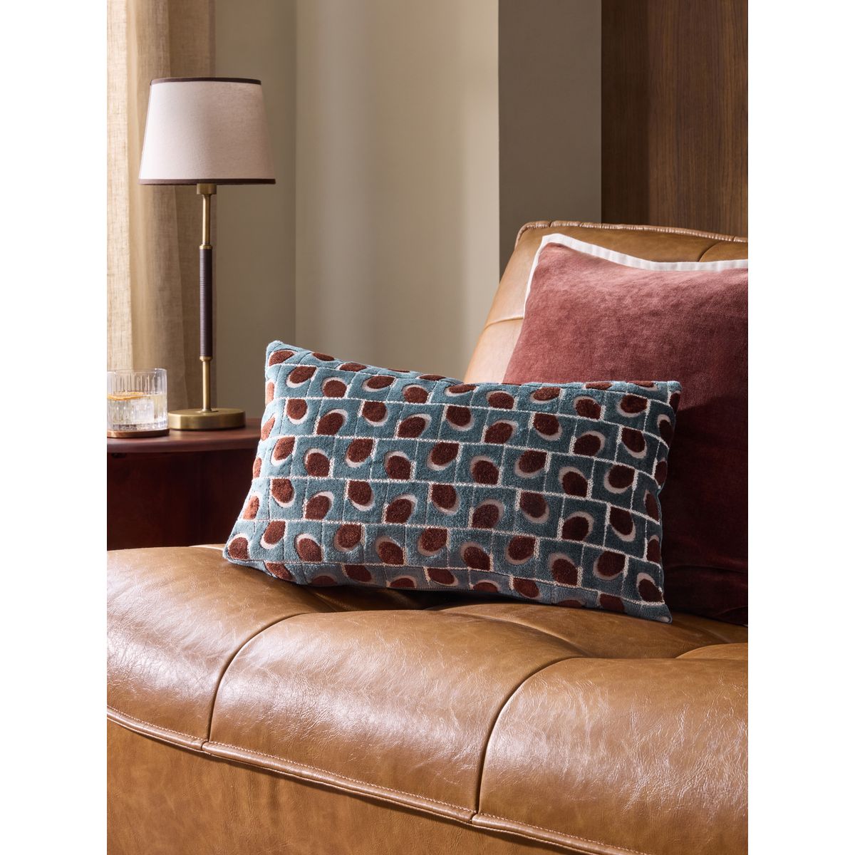 Coussin en velours à géométries 50 x 30 cm bleu/marron, NEXT
