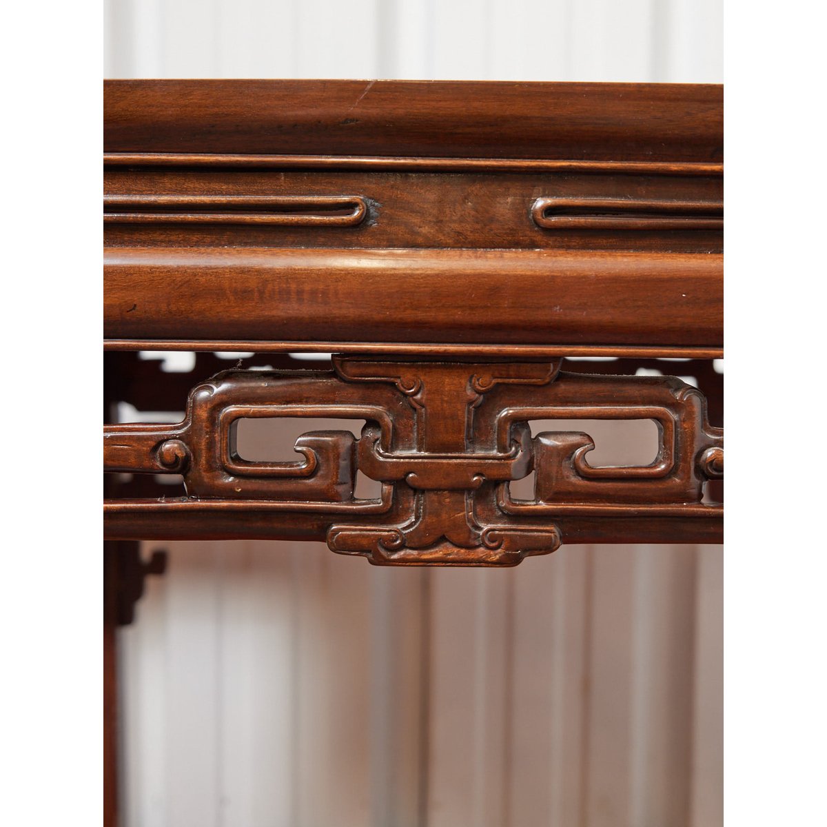 Table à manger chinoise en bois sculpté Romy N°1450 - Bon état blanc, DEBONGOUT