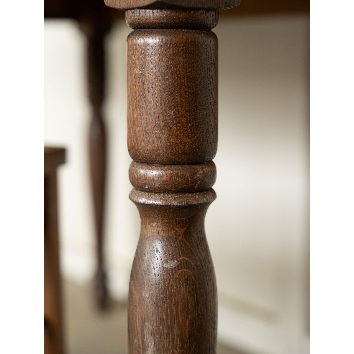 Table à manger en chêne Romy N°1555 - Bon état bois foncé, DEBONGOUT