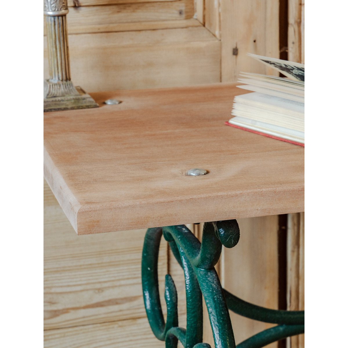 Table d'appoint en bois et fer vert Francine N°945 - Bon état vert, DEBONGOUT