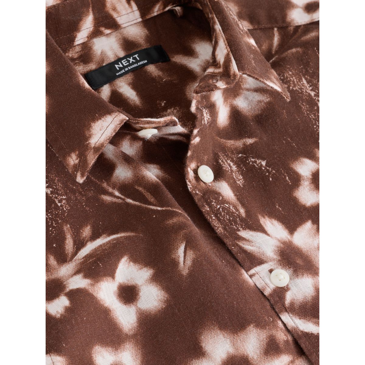 Chemise à manches courtes avec fleurs fleurs imprimées marron chocolat sur toute la surface, NEXT