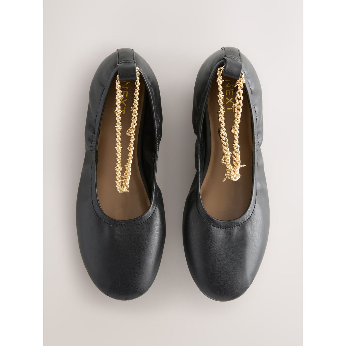 Ballerines souples à bout rond et breloque noir, NEXT