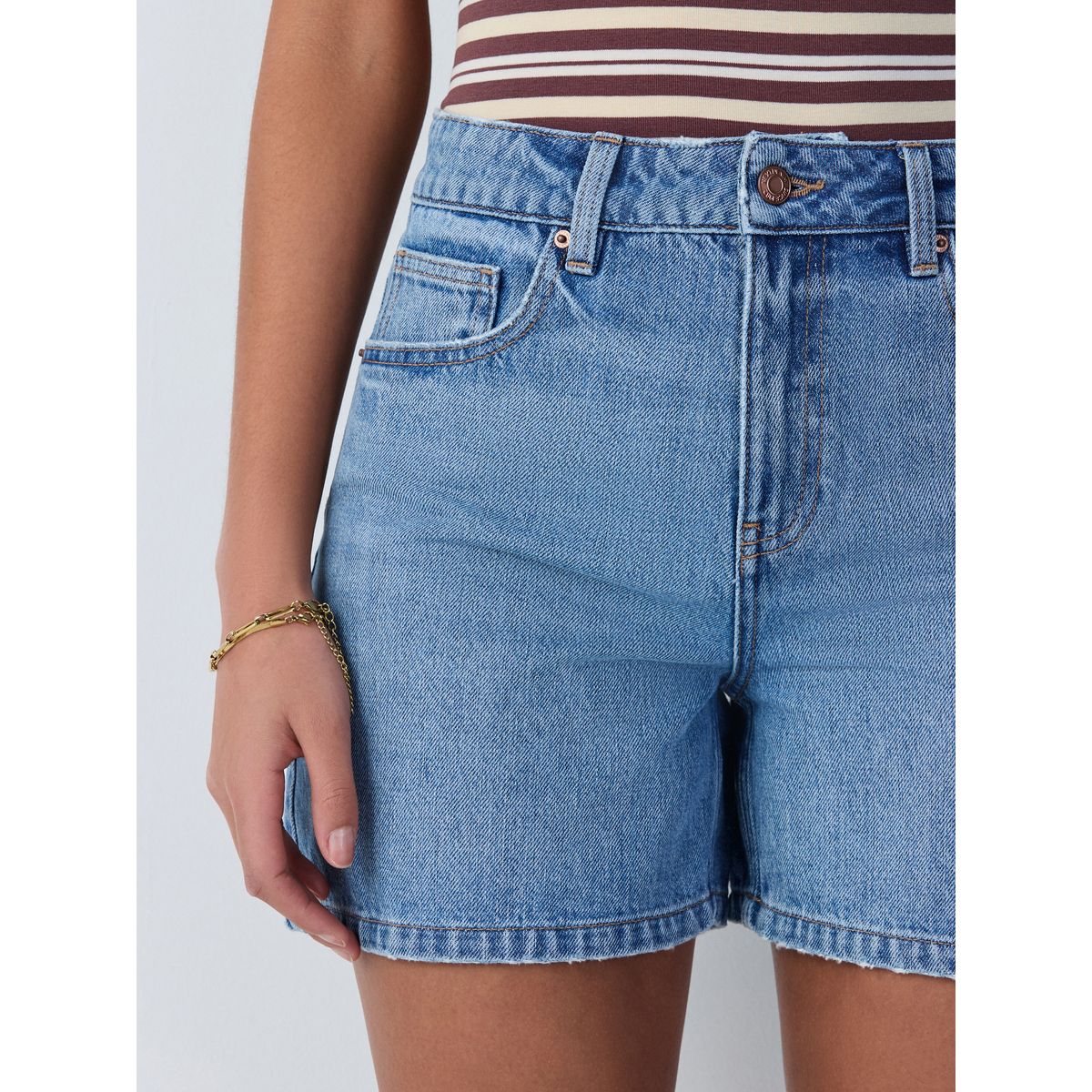 Short en denim taille haute coupe trapèze bleu moyen, NEXT