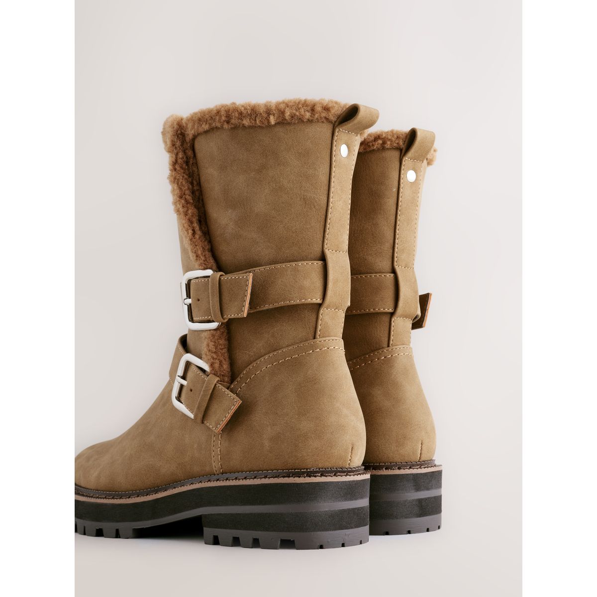 Bottines fourrées à boucles forever comfort® marron fauve, NEXT