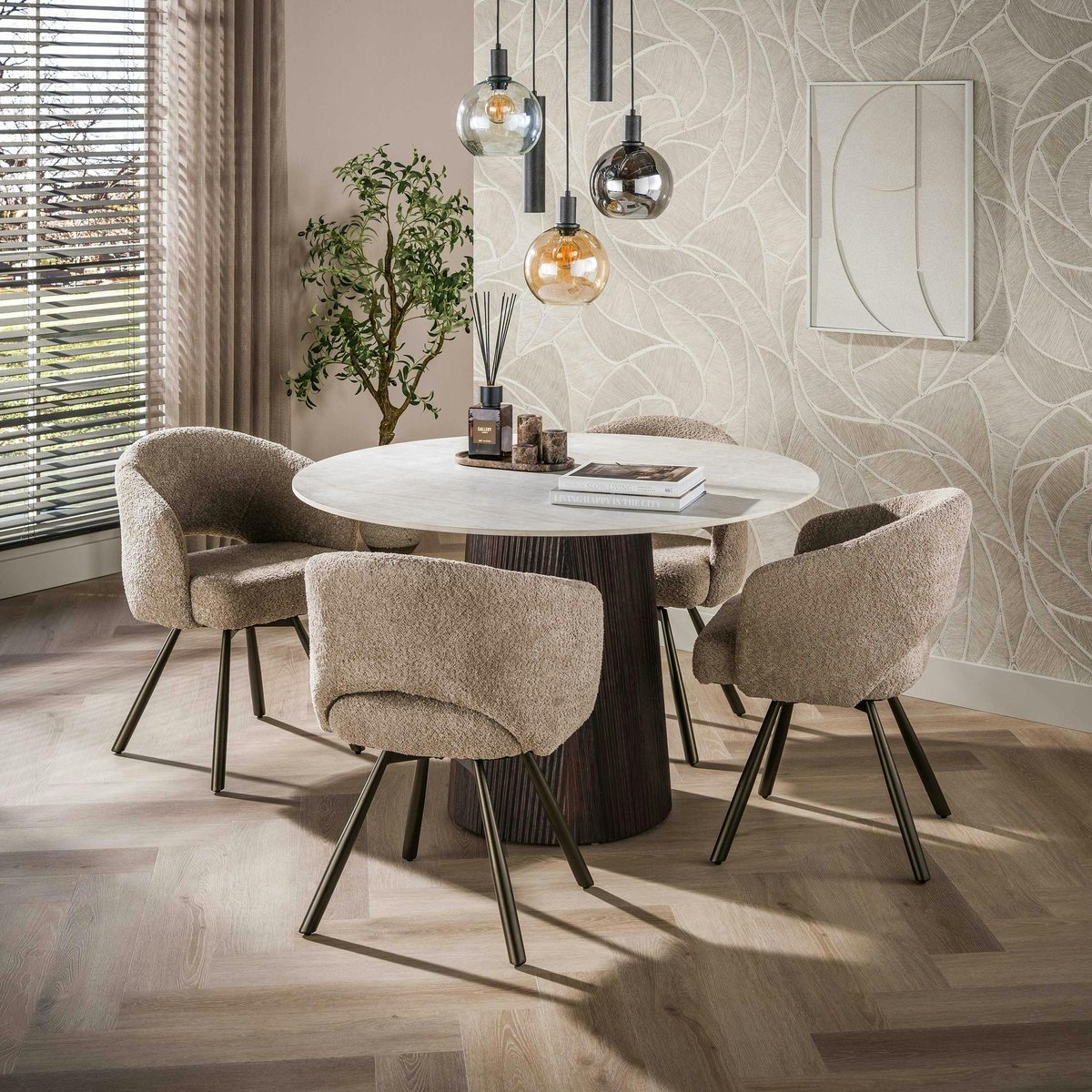 Table à manger ronde vintage en céramique marbrée Ø120 cm MAHAL beige, PIER IMPORT