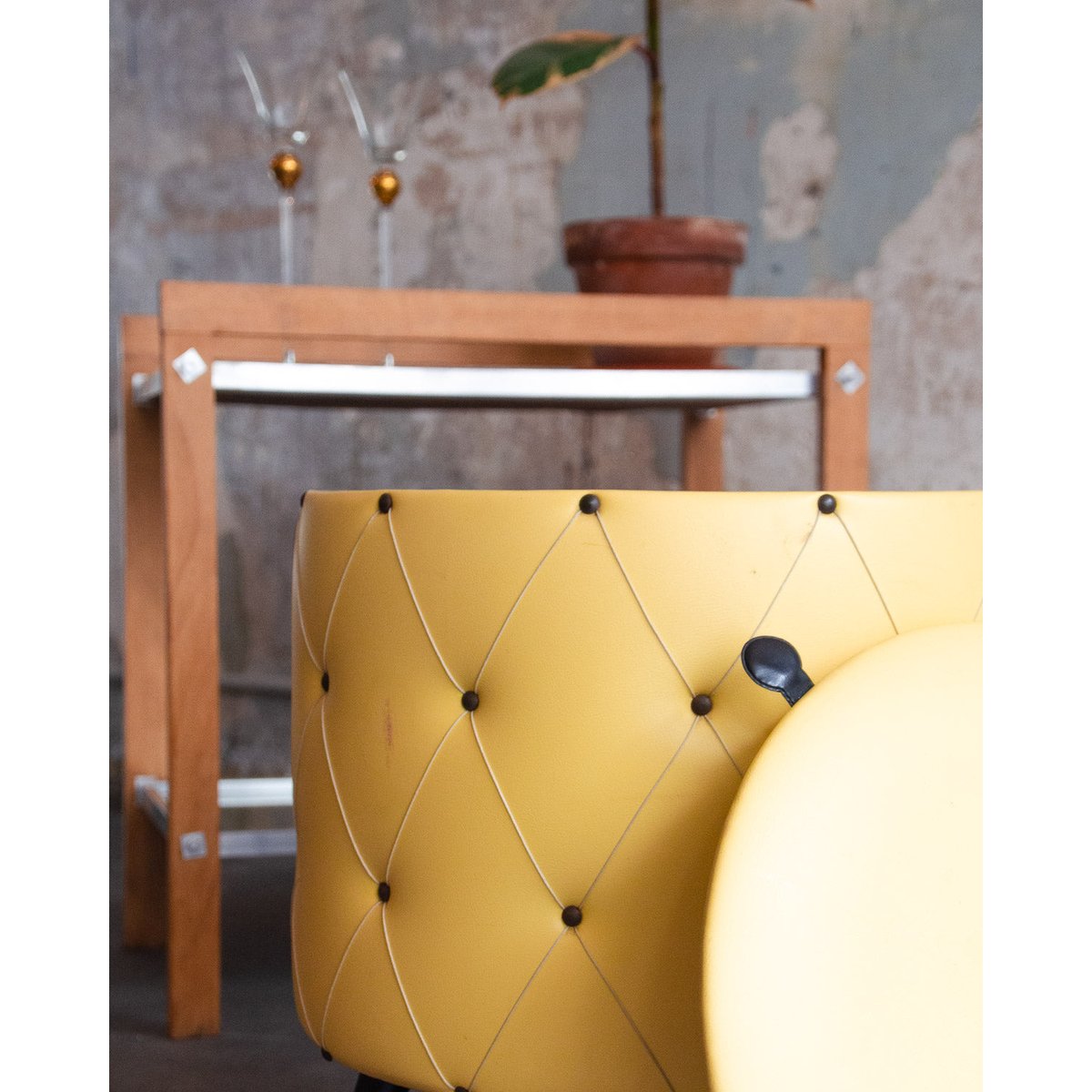 Pouf matelassé jaune Jean-Philippe N°88 - Bon état jaune, DEBONGOUT