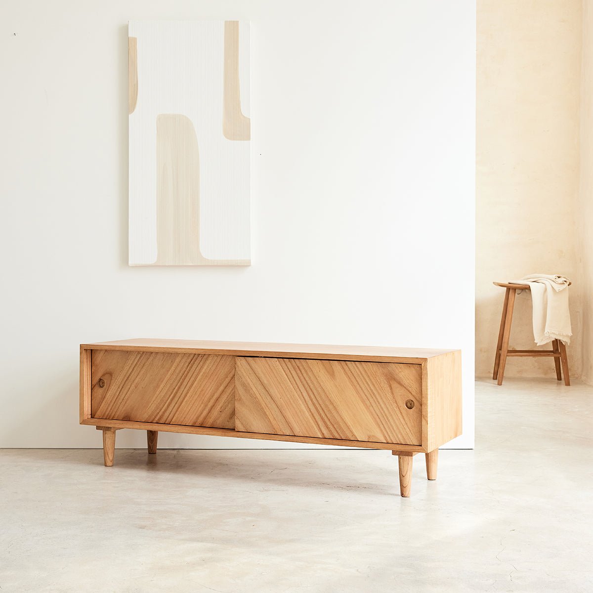 Meuble TV en bois massif 135 cm 2 portes PACÔME naturel, BERAH GETAH